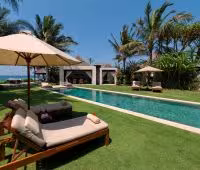 Вилла Majapahit Maya, Лежаки